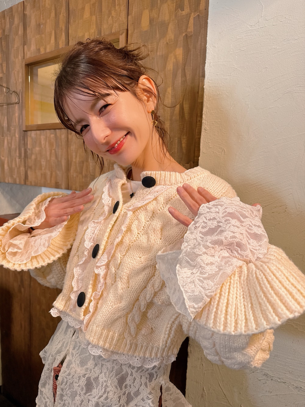 ホワイト系のニット/セーター、ホワイト系のTシャツ/カットソー、ピンク系のパンツを着用したレディースの冬コーディネートの3枚目の写真