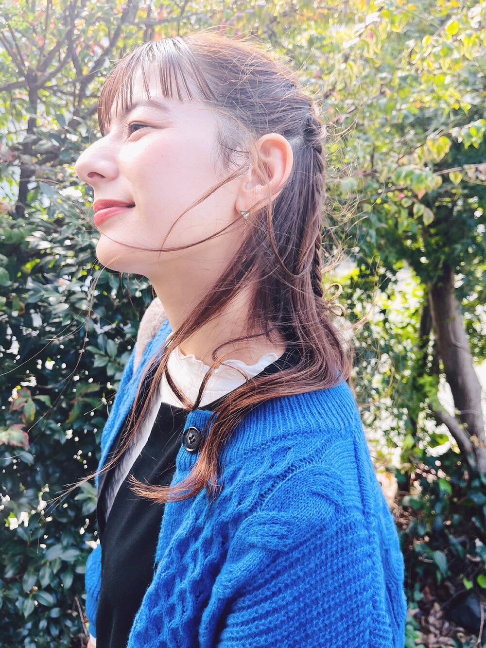 グリーン系のバッグ、ホワイト系のブーツを着用したレディースの秋コーディネートの3枚目の写真