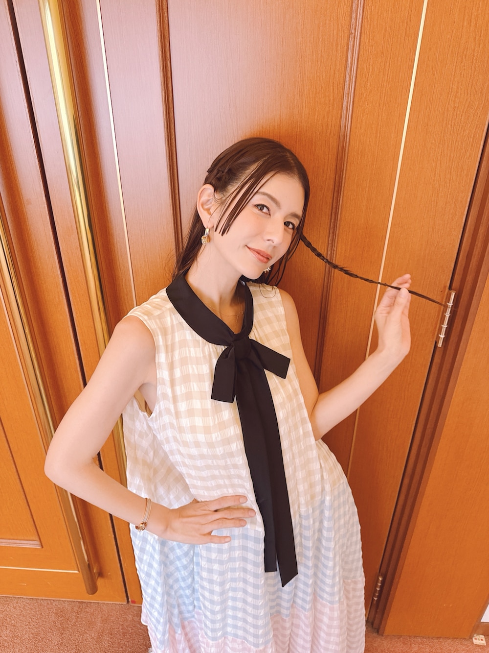 シルバー系のサンダル、その他のワンピース/ドレスを着用したレディースの春コーディネートの2枚目の写真