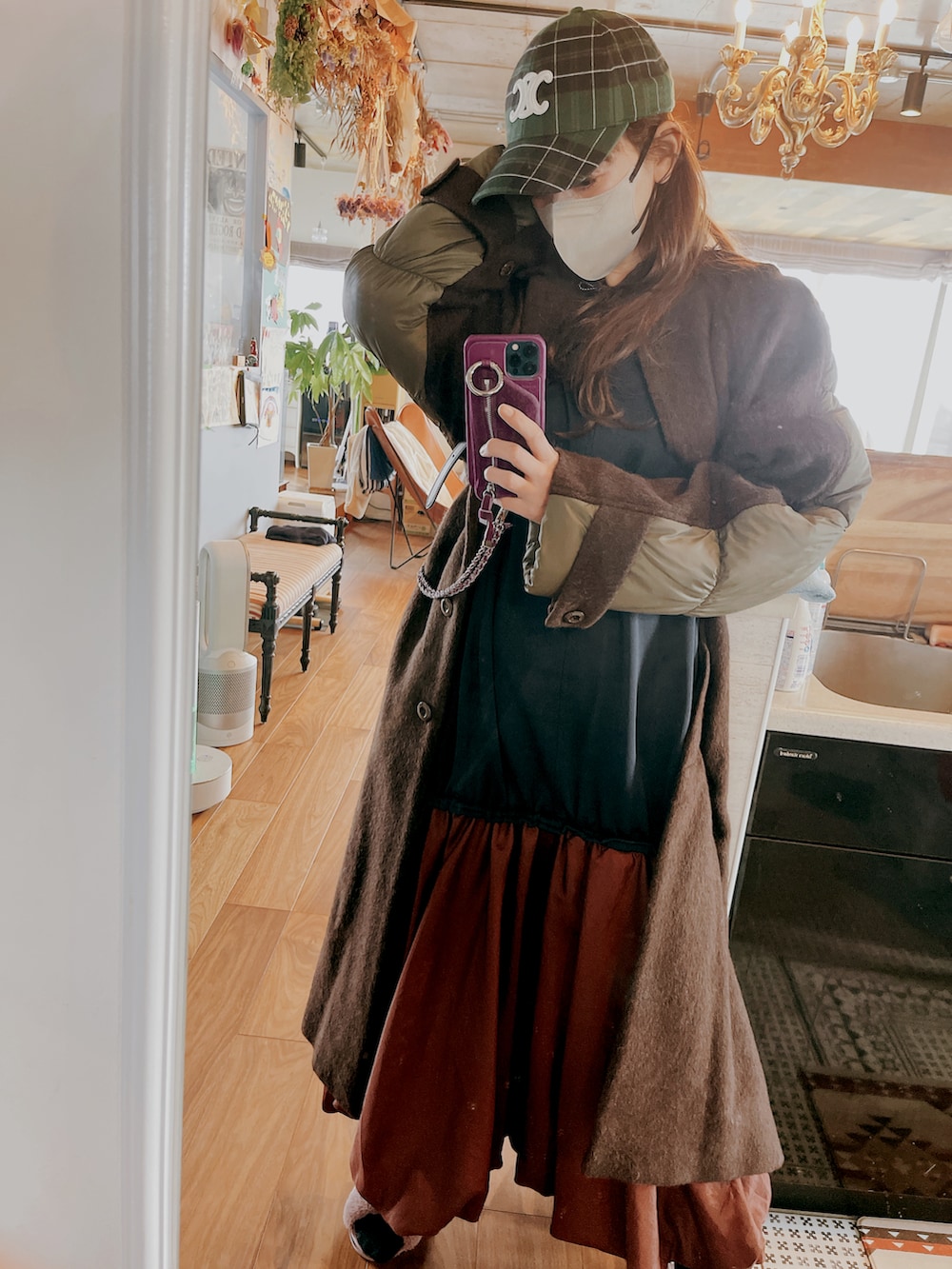 ブルー系のワンピース、ブラウン系のジャケット/アウター、パープル系のスマホケース/カバーを着用したレディースの冬コーディネートの2枚目の写真