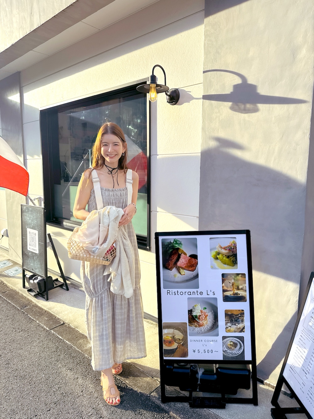ベージュ系のワンピース、ベージュ系のバッグ、ベージュ系のテーラードジャケットを着用したレディースの夏コーディネートの2枚目の写真