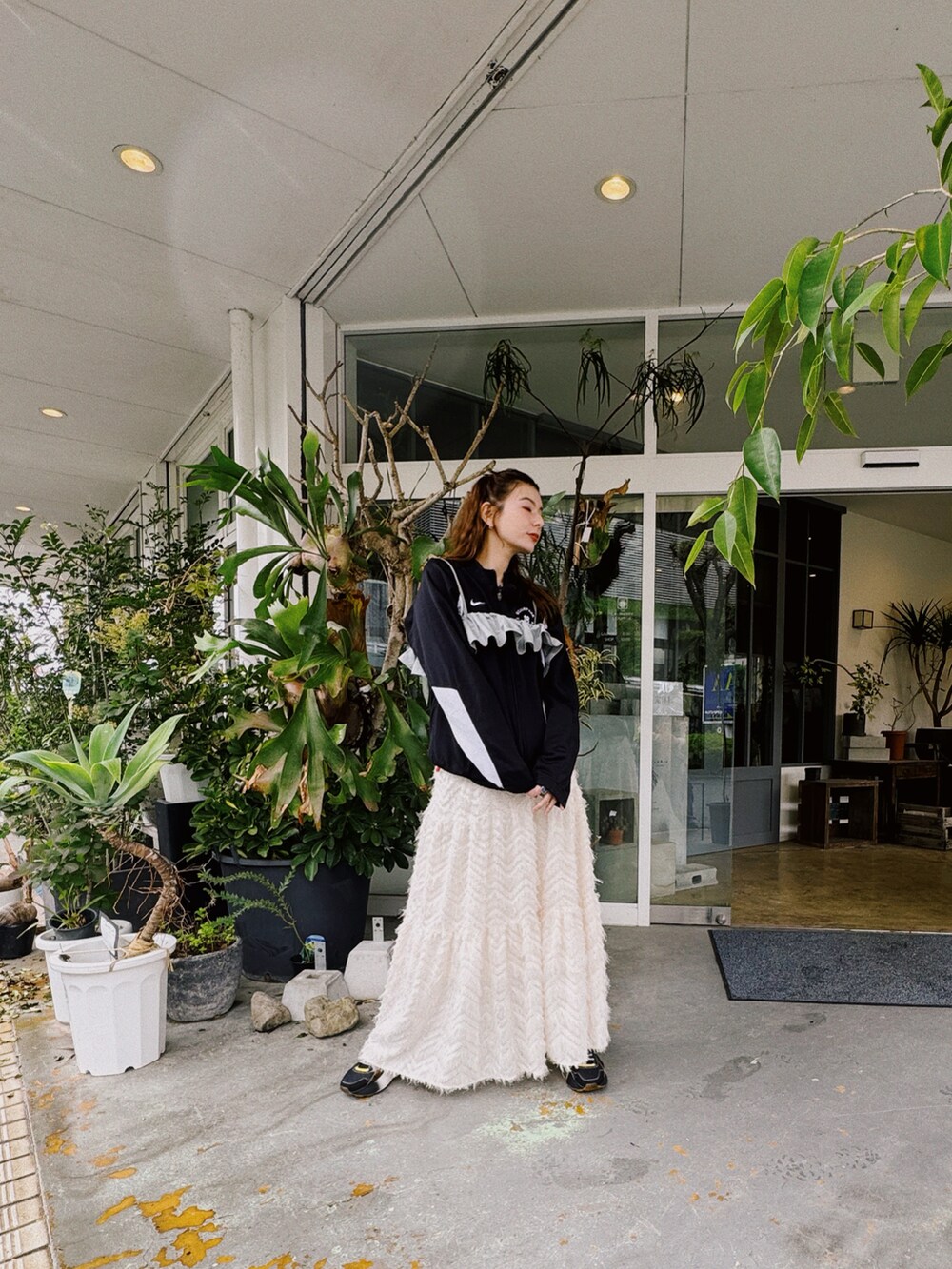 その他のスニーカー、グレー系のキャミソールを着用したレディースの春コーディネートの2枚目の写真