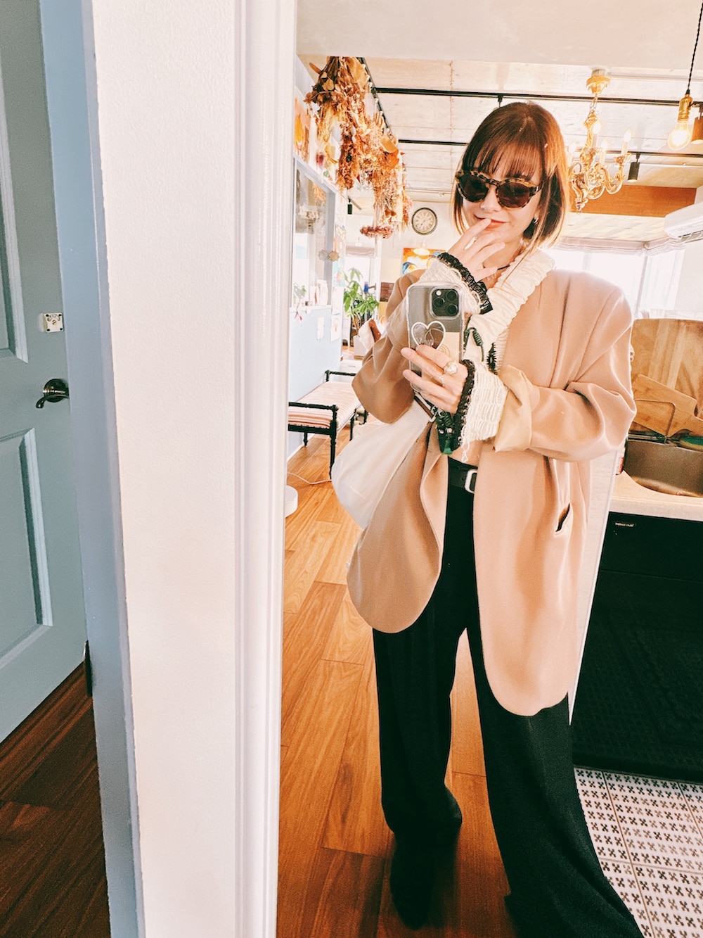 ホワイト系のニット/セーター、ベージュ系のその他トップス、ベージュ系のノーカラージャケットを着用したレディースの春コーディネートの3枚目の写真