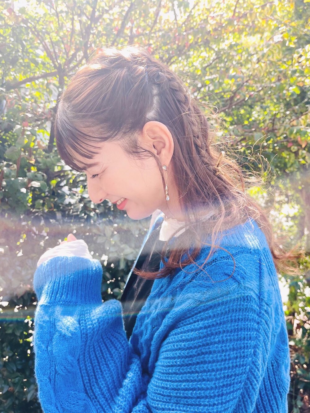 グリーン系のバッグ、ホワイト系のブーツを着用したレディースの秋コーディネートの4枚目の写真