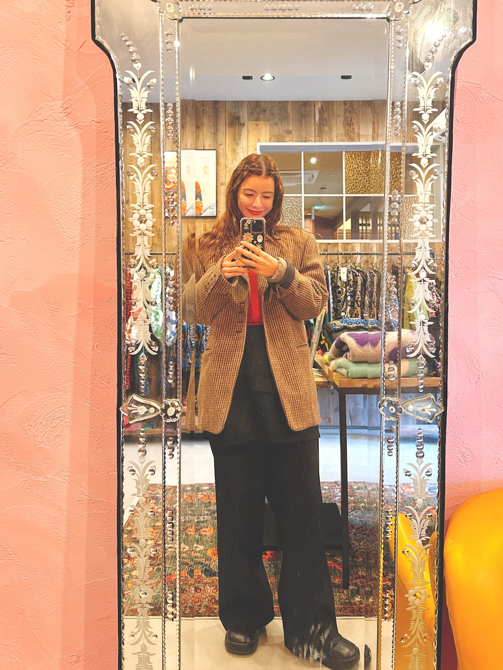 ブラック系のその他パンツ、ブラック系のローファー、ブラウン系のテーラードジャケットを着用したレディースの冬コーディネートの2枚目の写真