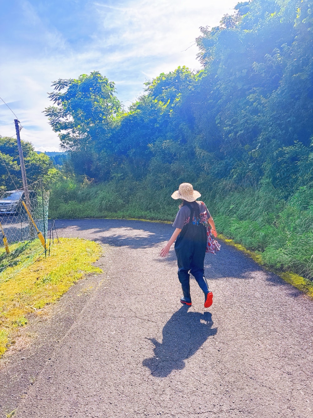 グリーン系のトートバッグ、グレー系のTシャツ/カットソーを着用したレディースの夏コーディネートの2枚目の写真