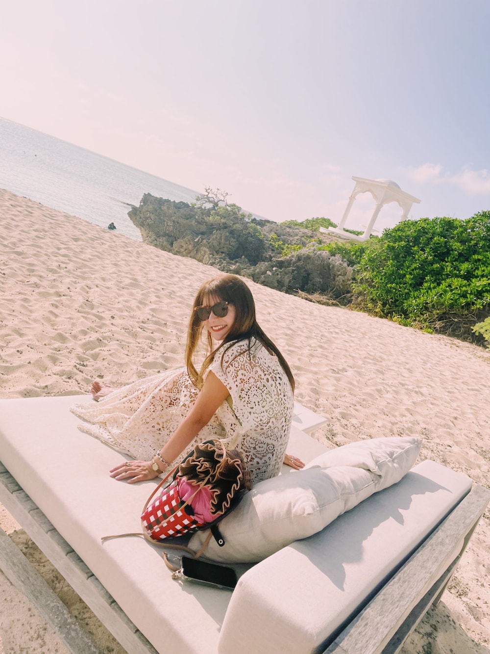 ピンク系のその他パンツ、ベージュ系のサンダル、ホワイト系のワンピースを着用したレディースの夏コーディネートの4枚目の写真