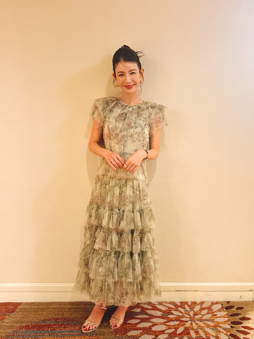 ベージュ系のドレスを着用したレディースの春コーディネートの2枚目の写真