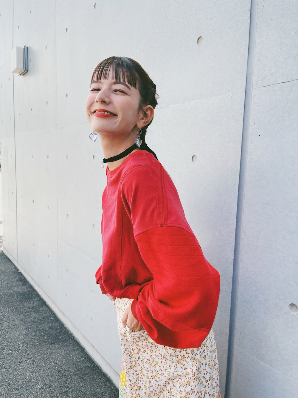 ベージュ系のスカート、ホワイト系のスニーカー、レッド系のトップスを着用したレディースの秋コーディネートの4枚目の写真