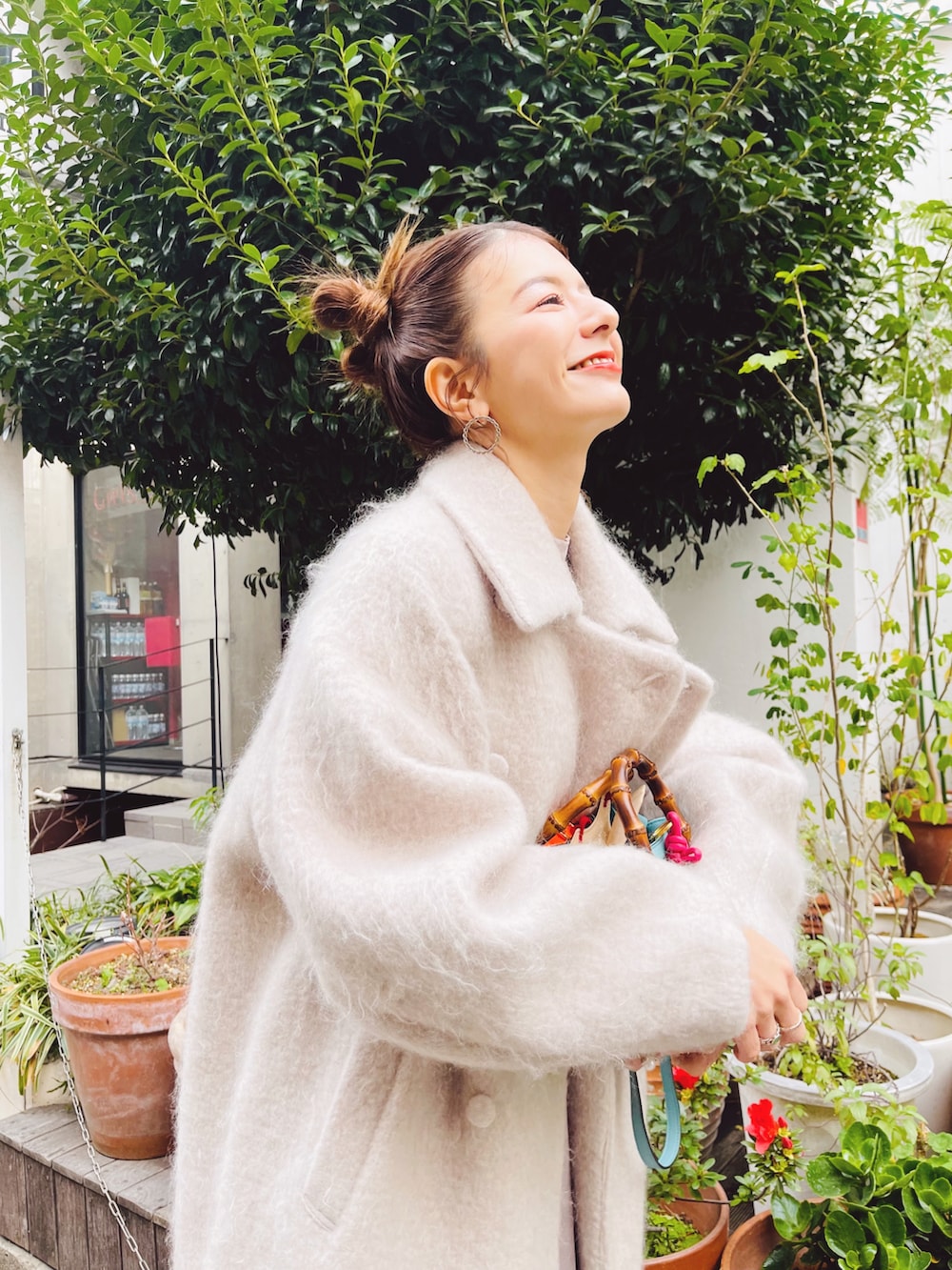 ベージュ系のその他アウター、パープル系のワンピースを着用したレディースの冬コーディネートの3枚目の写真