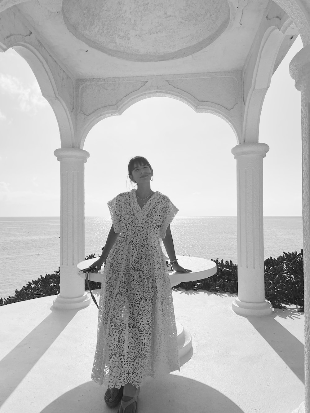 ピンク系のその他パンツ、ベージュ系のサンダル、ホワイト系のワンピースを着用したレディースの夏コーディネートの2枚目の写真