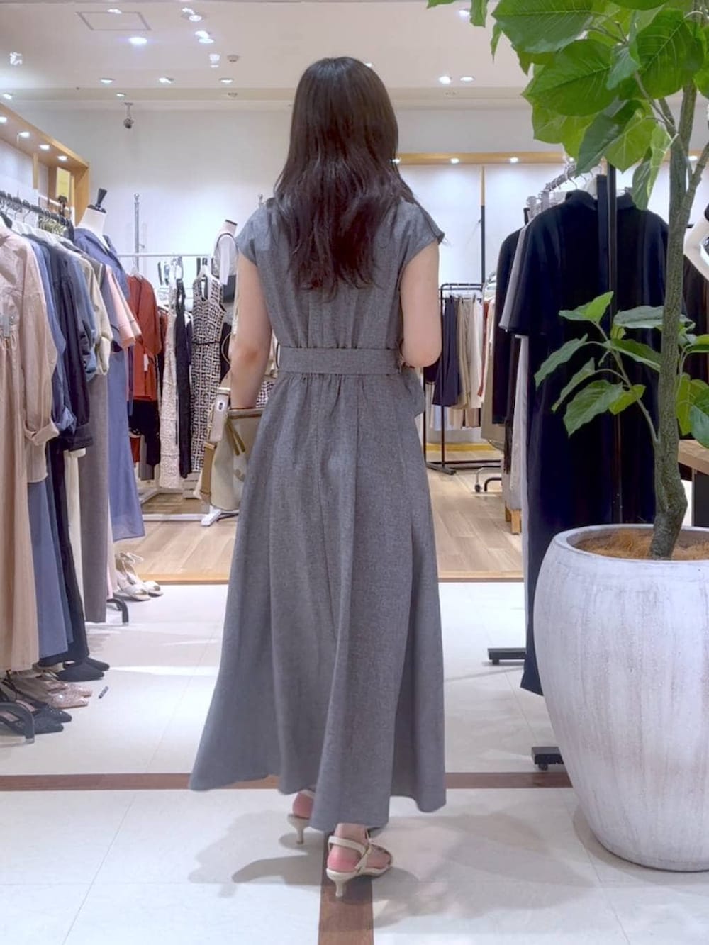 グレー系のワンピース、ベージュ系のサンダル、ベージュ系のショルダーバッグを着用したレディースの夏コーディネートの3枚目の写真