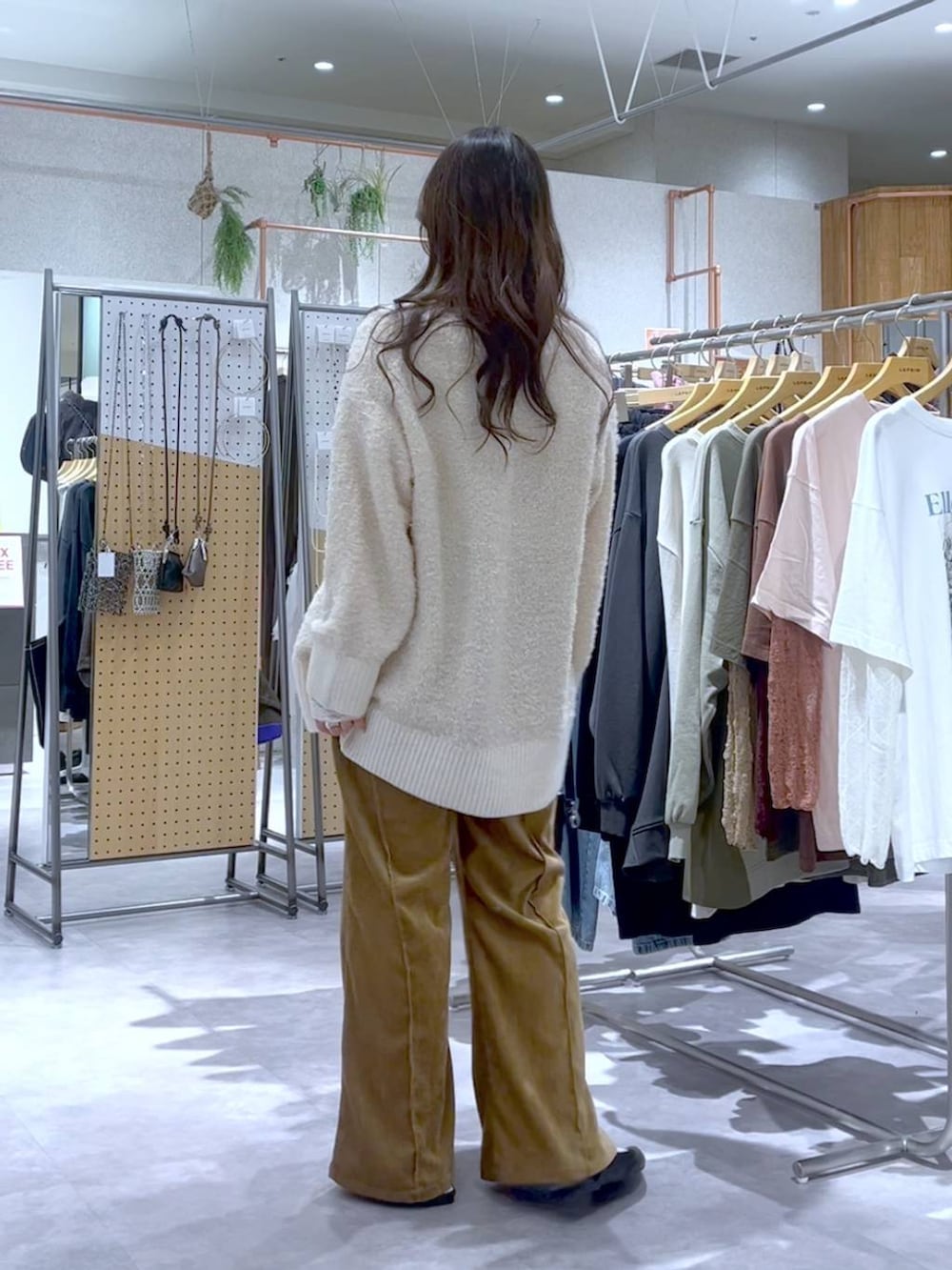 ブラック系のショルダーバッグ、イエロー系のその他パンツ、ホワイト系のTシャツ/カットソーを着用したレディースの秋コーディネートの3枚目の写真