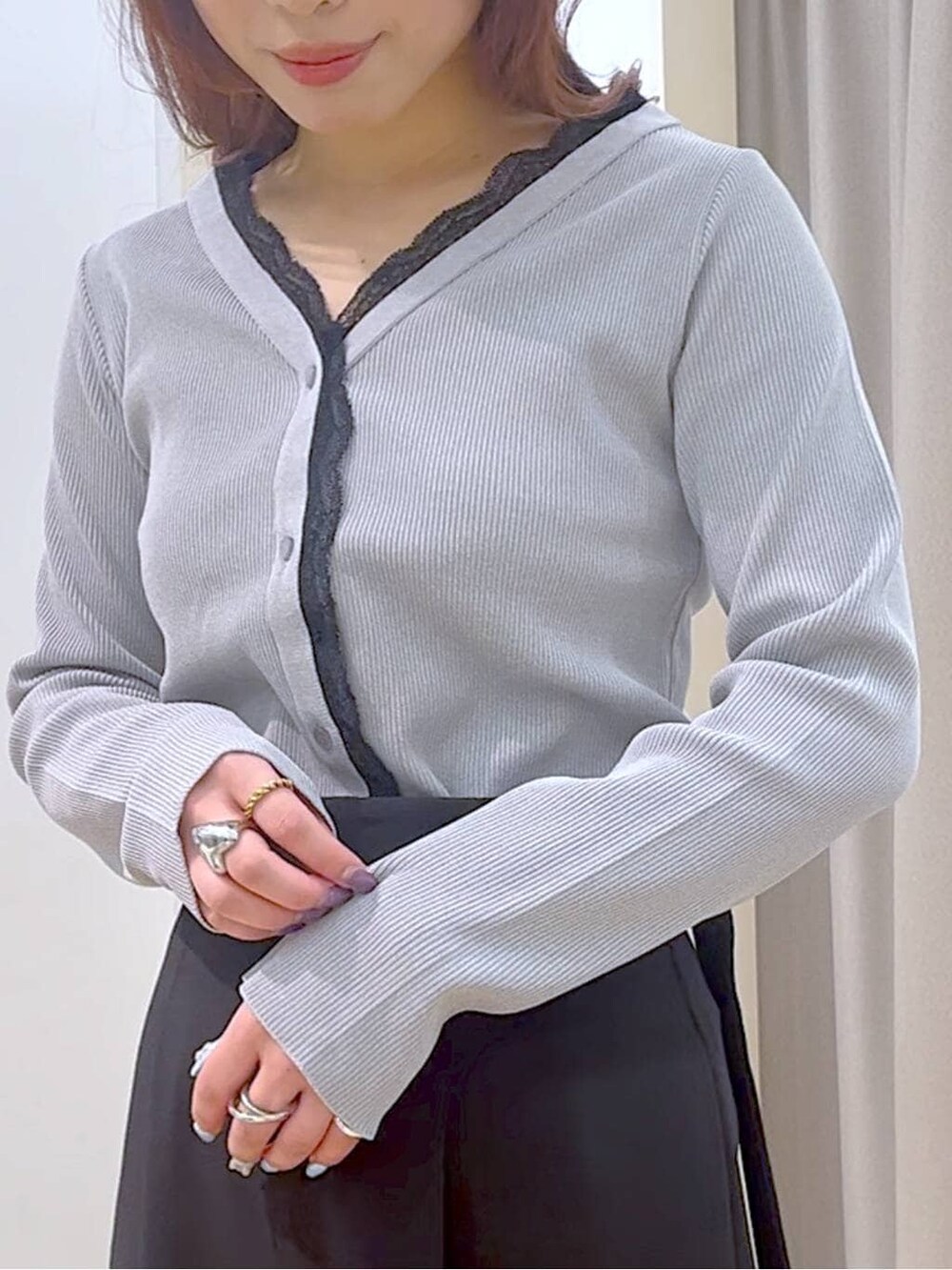 ブラック系のスラックス、ブラック系のパンプス、イエロー系のハンドバッグを着用したレディースの春コーディネートの2枚目の写真
