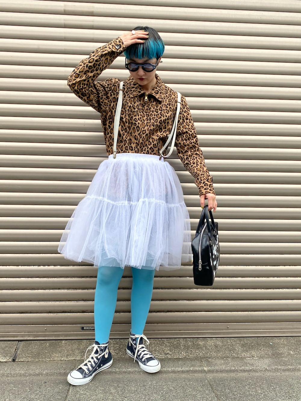 その他のジャケット/アウター、ブラック系のバッグ、ホワイト系のスカートを着用したレディースの冬コーディネートの3枚目の写真