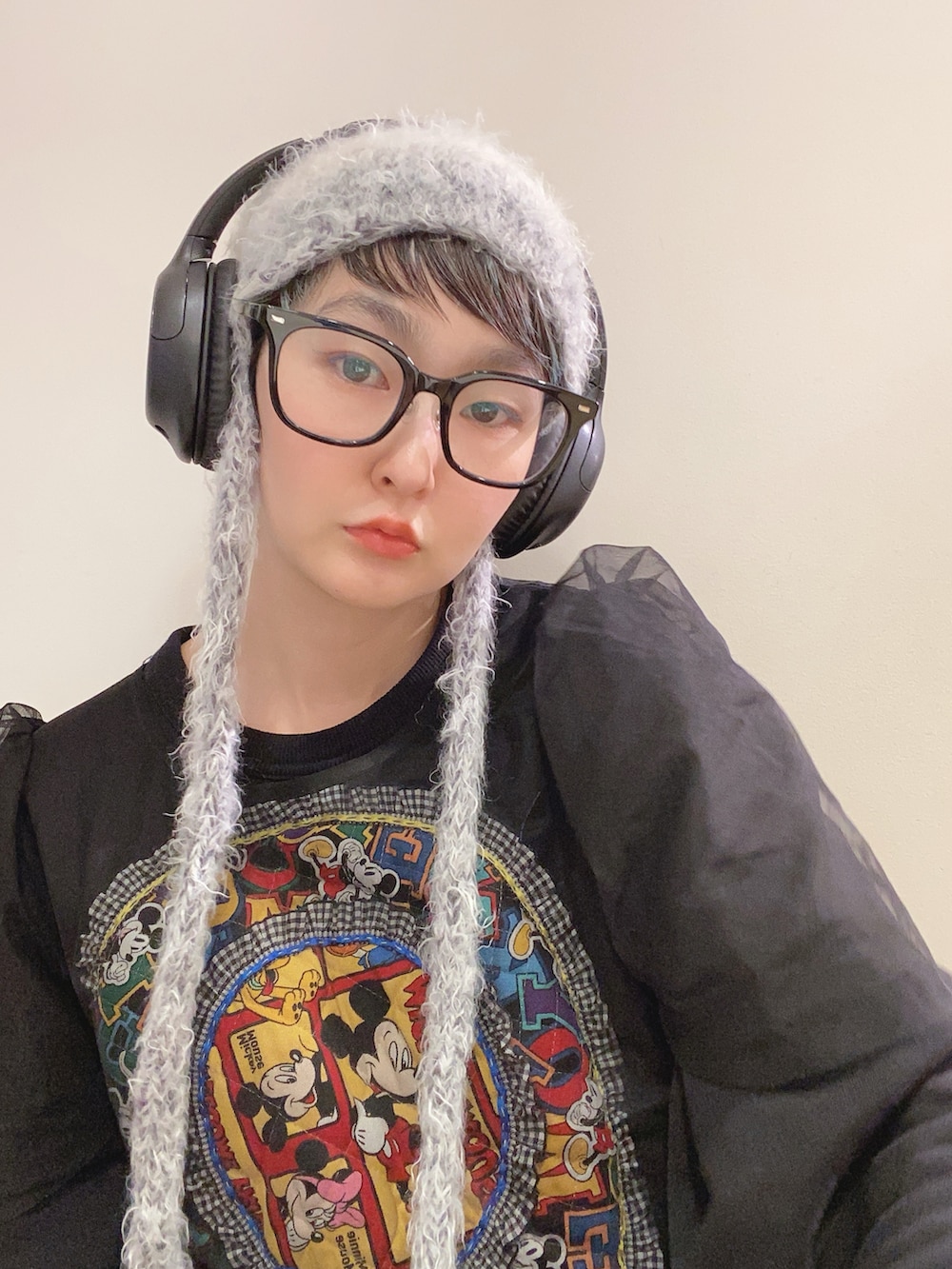 ブラック系のトップス、ブラック系のニットキャップ/ビーニー、ブラック系のメガネを着用したレディースの冬コーディネートの3枚目の写真