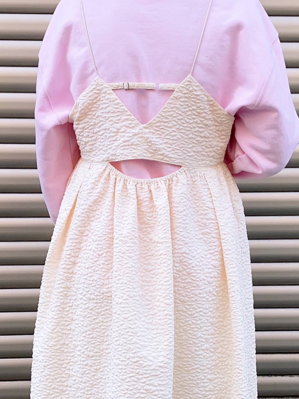 レッド系のシューズ、ブルー系のワンピース、その他のトートバッグを着用したレディースの冬コーディネートの4枚目の写真