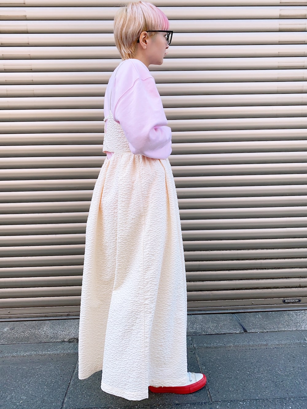 レッド系のシューズ、ブルー系のワンピース、その他のトートバッグを着用したレディースの冬コーディネートの3枚目の写真