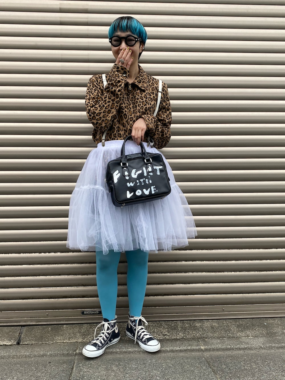 その他のジャケット/アウター、ブラック系のバッグ、ホワイト系のスカートを着用したレディースの冬コーディネートの2枚目の写真