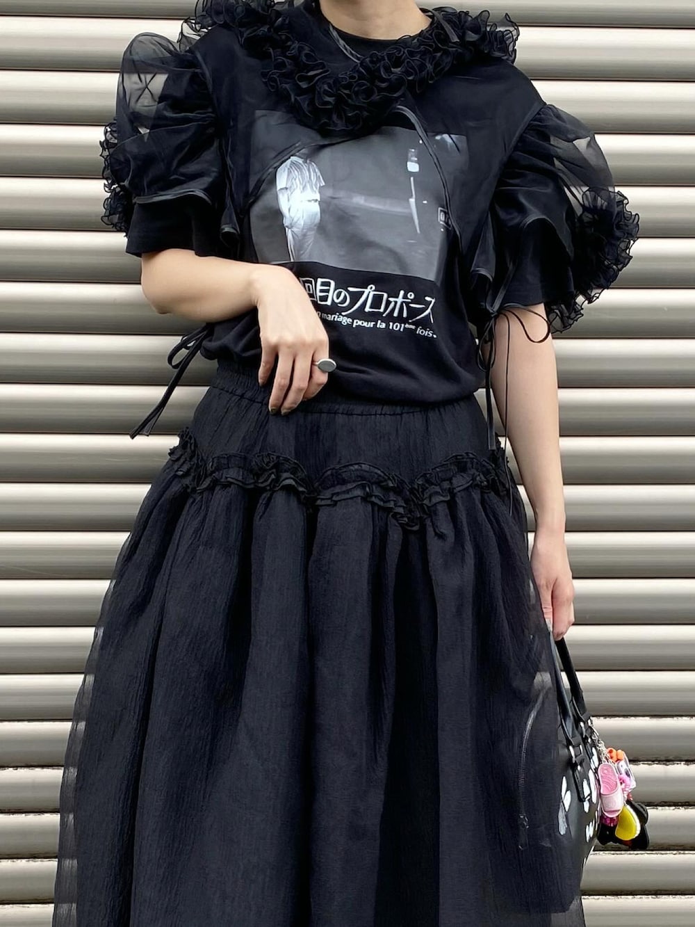 「ワントーンコーデ、レイヤードスタイル、フレアスカート、キャップコーデ、ブラック、シースルー、スニーカー女子、モード、黒、スカートコーデ、休日スタイル」｜「ramaramaのアイテム（トップス、ブラック系）」を使った、miccco.さん（レディース・157cm）の秋コーディネートの3枚目の写真