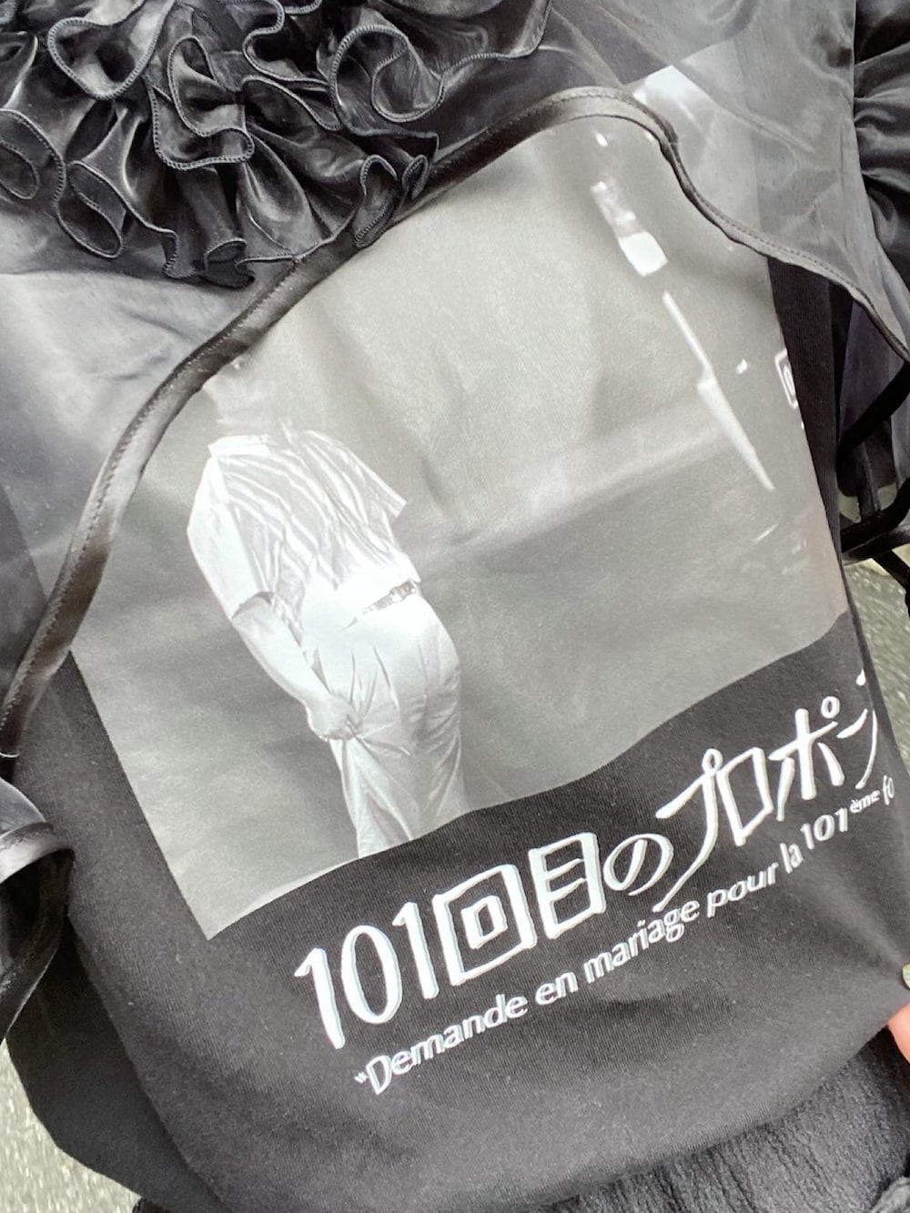 「ワントーンコーデ、レイヤードスタイル、フレアスカート、キャップコーデ、ブラック、シースルー、スニーカー女子、モード、黒、スカートコーデ、休日スタイル」｜「ramaramaのアイテム（トップス、ブラック系）」を使った、miccco.さん（レディース・157cm）の秋コーディネートの4枚目の写真