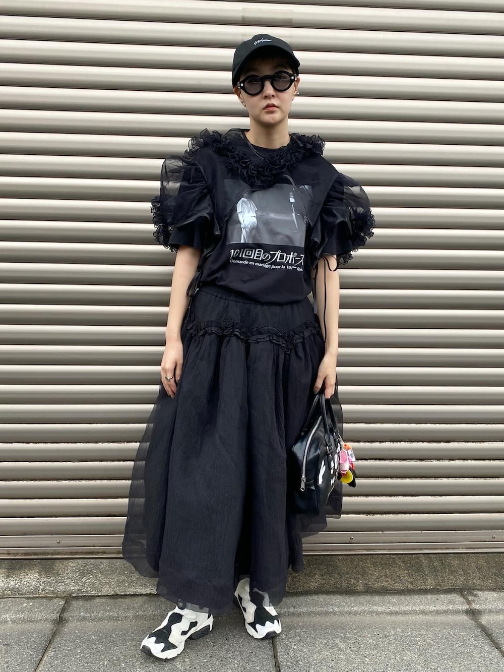 「ワントーンコーデ、レイヤードスタイル、フレアスカート、キャップコーデ、ブラック、シースルー、スニーカー女子、モード、黒、スカートコーデ、休日スタイル」｜「ramaramaのアイテム（トップス、ブラック系）」を使った、miccco.さん（レディース・157cm）の秋コーディネートの2枚目の写真