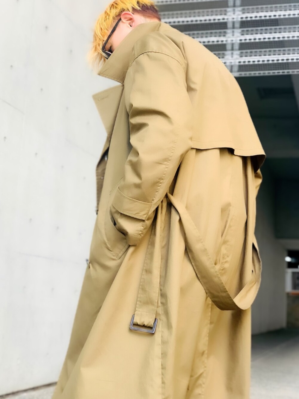 「春、大人コーデ、スプリングコート、春コーデ、ADMIX、admixjapan、アドミックス、オーバーサイズ、ビッグシルエット、スキニーデニム、スニーカー、コンバース、converse、シンプルコーデ、シンプル」｜「ADMIX/ATELIER SAB MENのコットンツイル ／ オーバーサイズ マキシ丈 ロング トレンチコート スプリングコート（トレンチコート、グリーン系）」を使った、TETUさん（メンズ・174cm）の冬コーディネートの3枚目の写真