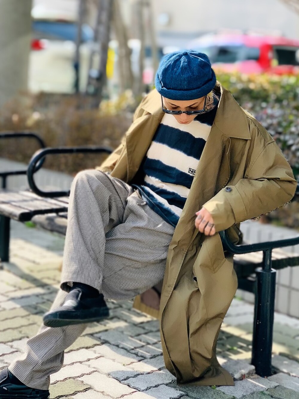 「スプリングコート、カーキ、メンズファッション、ボーダートップス、スリッポン、VANS、ADMIX、トレンチコート、オーバーサイズ、ビッグシルエット、シェフパンツ、NUMBER (N)INE、ロールキャップ、春コーデ、ロングスプリングコート」|「ADMIX/ATELIER SAB MENのコットンツイル / オーバーサイズ マキシ丈 ロング トレンチコート スプリングコート(トレンチコート、グリーン系)」を使った、TETUさん(メンズ・174cm)の春コーディネートの4枚目の写真