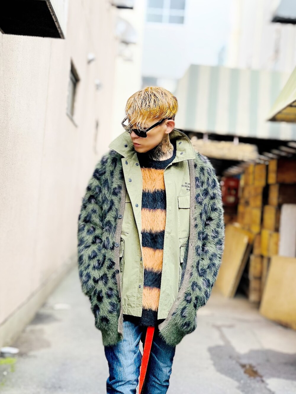 「カーディガン、ミリタリー、ブーツ、レオパード、ストリート、Dr.Martens、ミリタリージャケット、デニムパンツ、ray ban、NUMBER (N)INE」｜「NUMBER (N)INEのMILITARY SHIRT / ミリタリーシャツ（シャツ/ブラウス、グリーン系）」を使った、TETUさん（メンズ・174cm）の秋コーディネートの2枚目の写真