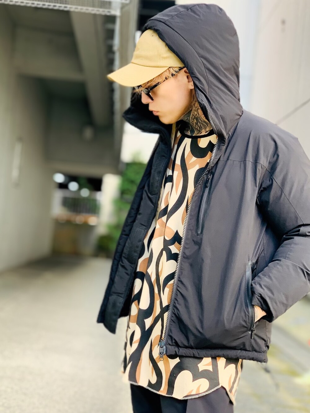 「ダウンジャケット、ブラック、カモフラ、adidas、ストリート、冬コーデ、スニーカーコーデ、カーゴパンツ、NUMBER (N)INE、冬アウター」｜「NUMBER (N)INEのREVERSIBLE DOWN JACKET / リバーシブル ダウンジャケット（ダウンジャケット/コート、ブラック系）」を使った、TETUさん（メンズ・174cm）の秋コーディネートの2枚目の写真