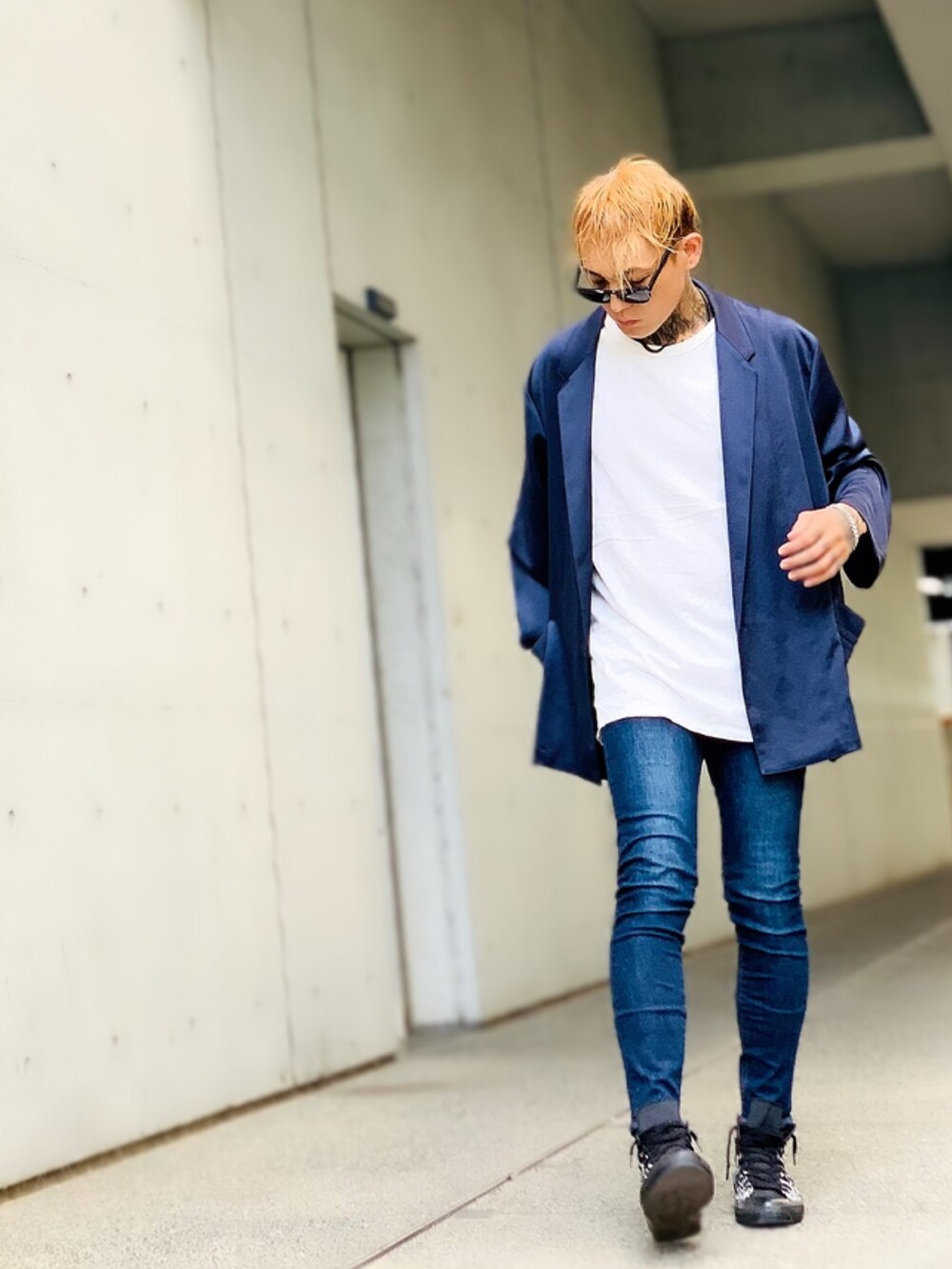「シンプルコーデ、オトナカジュアル、秋服、秋コーデ、ラフ、タンクトップ、ノースリーブ、ネックレス、SBG、ブレスレット、キレイめ、カジュアルコーデ、ジャケット、コンバース、テーラードジャケット」｜「SBGのSBG 金属アレルギー対応 ステンレス喜平チェーンネックレス（ネックレス、ブラック系）」を使った、TETUさん（メンズ・174cm）の秋コーディネートの5枚目の写真