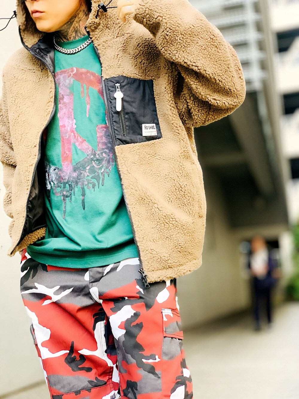 「ADMIX、秋冬コーデ、ビッグシルエット、秋、メンズファッション、シルバーアクセサリー、SBG、ボアジャケット、アウター、ストリート、キャップ」｜「ADMIX/ATELIER SAB MENの【no sweat×ADMIX/ATELIER SAB MEN コラボ】ユニセックス もこもこ シェルパ ボア フリース ／ ジップアップ パーカー（ブルゾン、ブラウン系）」を使った、TETUさん（メンズ・174cm）の秋コーディネートの4枚目の写真