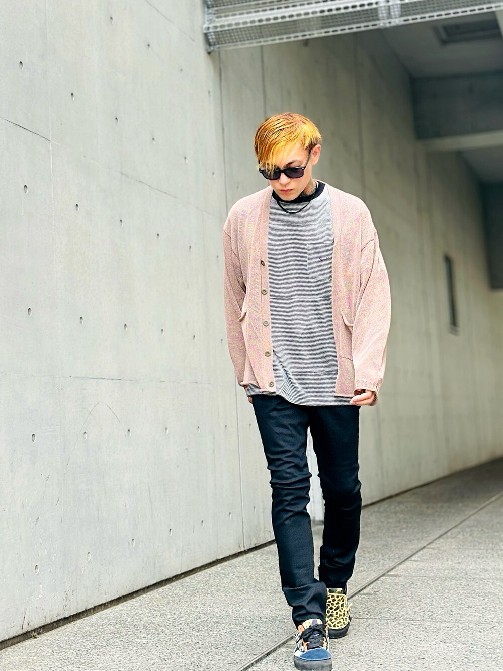 「休日スタイル、シンプルコーデ、メンズファッション、秋コーデ、オトナカジュアル、初秋コーデ、メンズコーデ、VANS、スニーカー、デニムコーデ、カーディガン、ブラックデニム、NUMBER (N)INE、スキニーデニム、ラフコーデ」｜「NUMBER (N)INEのPAPER YARN SEE THROUGH SUMMER KNIT CARDIGAN（カーディガン/ボレロ、ベージュ系）」を使った、TETUさん（メンズ・174cm）の秋コーディネートの3枚目の写真