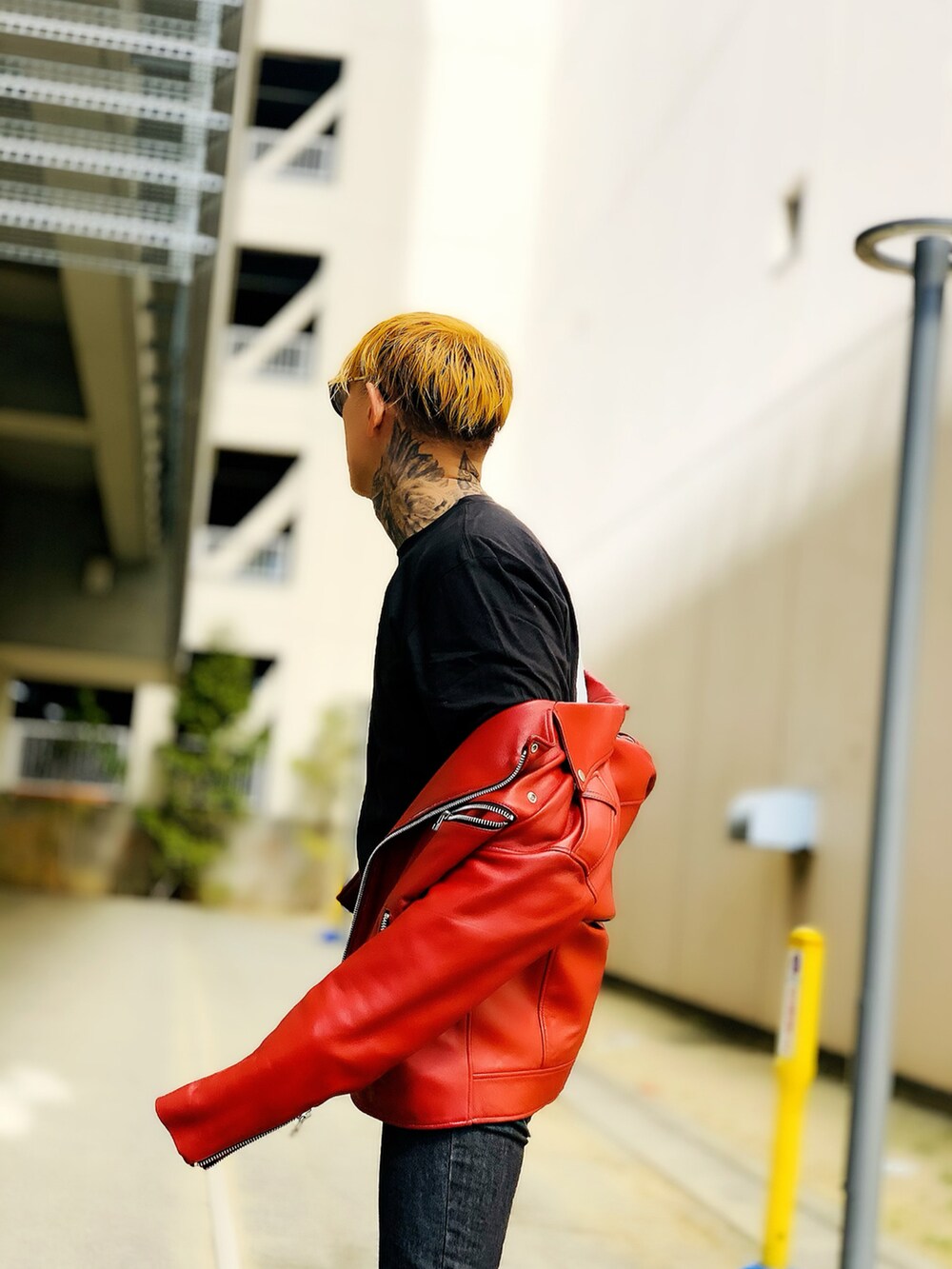 「ビックシルエット、ストリート、ライダース、ロンT、オーバーサイズ、デニム、デニムパンツ、ライダースジャケット、ストリートコーデ、はじめましてコーデ、ストリートファッション」｜「BIASの【BIAS】《別注》BACK VIEW クルーネック ロンT（Tシャツ/カットソー、ブラック系）」を使った、TETUさん（メンズ・174cm）の春コーディネートの3枚目の写真