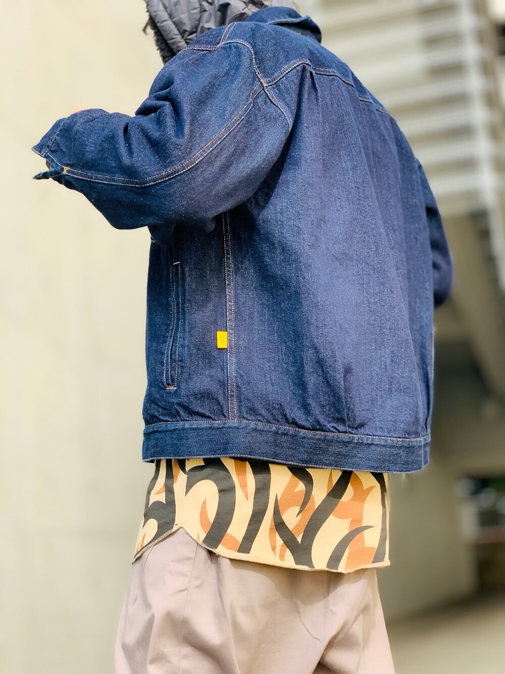 「冬コーデ、秋のコーデ、シェフパンツ、スリッポン、デニムジャケット、VANS、インナーダウン、フライトキャップ、ミリタリー、NUMBER (N)INE」｜「NUMBER (N)INEの【NUMBER (N)INE】2WAY QUILTING HOODED JACKET / 2WAY キルティング フードジャケット（ミリタリージャケット、グリーン系）」を使った、TETUさん（メンズ・174cm）の秋コーディネートの2枚目の写真