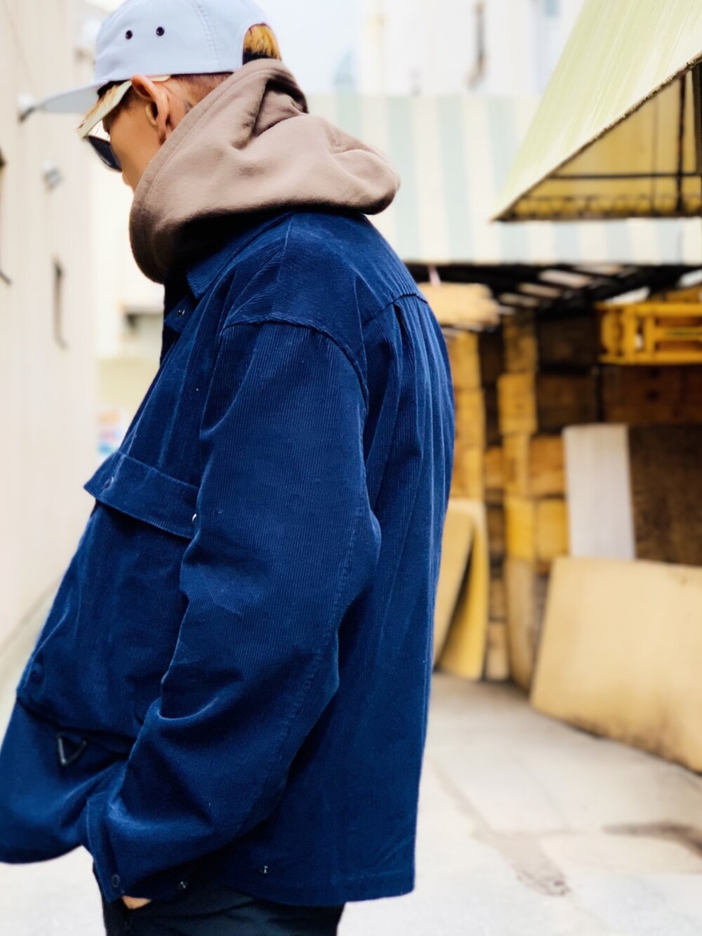 「スニーカー、コーデュロイ、VANS、キャップ、パーカー、秋のコーデ、冬コーデ、インナーダウン、カジュアルコーデ、NUMBER (N)INE」｜「NUMBER (N)INEのOVERSIZED CORDUROY SHIRT JACKET / オーバーサイズコーデュロイシャツジャケット（その他アウター、ブルー系）」を使った、TETUさん（メンズ・174cm）の秋コーディネートの2枚目の写真