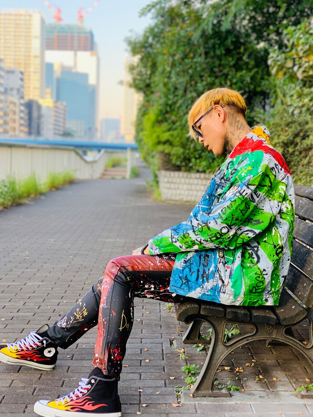 「シンプル、大人カジュアル、ゆるコーデ、ブラック、メンズファッション、デニム、ストリート、ストリートコーデ、韓国ファッション、ビッグシルエット、レザーパンツ、レザー、新星WEARISTAにエントリー」｜「頼まれもの🖋️🎨✌️🫰🫶✨✨のアイテム（デニムジャケット、レッド系）」を使った、TETUさん（メンズ・174cm）の冬コーディネートの5枚目の写真