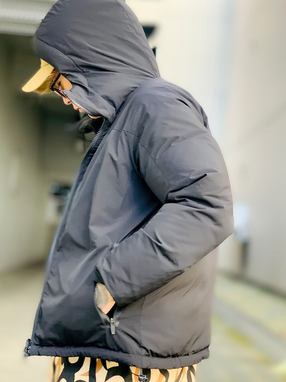 「ダウンジャケット、ブラック、カモフラ、adidas、ストリート、冬コーデ、スニーカーコーデ、カーゴパンツ、NUMBER (N)INE、冬アウター」｜「NUMBER (N)INEのREVERSIBLE DOWN JACKET / リバーシブル ダウンジャケット（ダウンジャケット/コート、ブラック系）」を使った、TETUさん（メンズ・174cm）の秋コーディネートの5枚目の写真