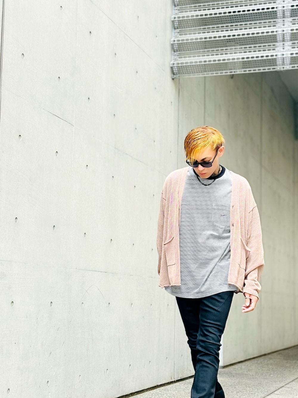 ブラック系のTシャツ/カットソー、ベージュ系のカーディガン/ボレロ、ブラック系のデニムパンツを着用したメンズの秋コーディネートの4枚目の写真