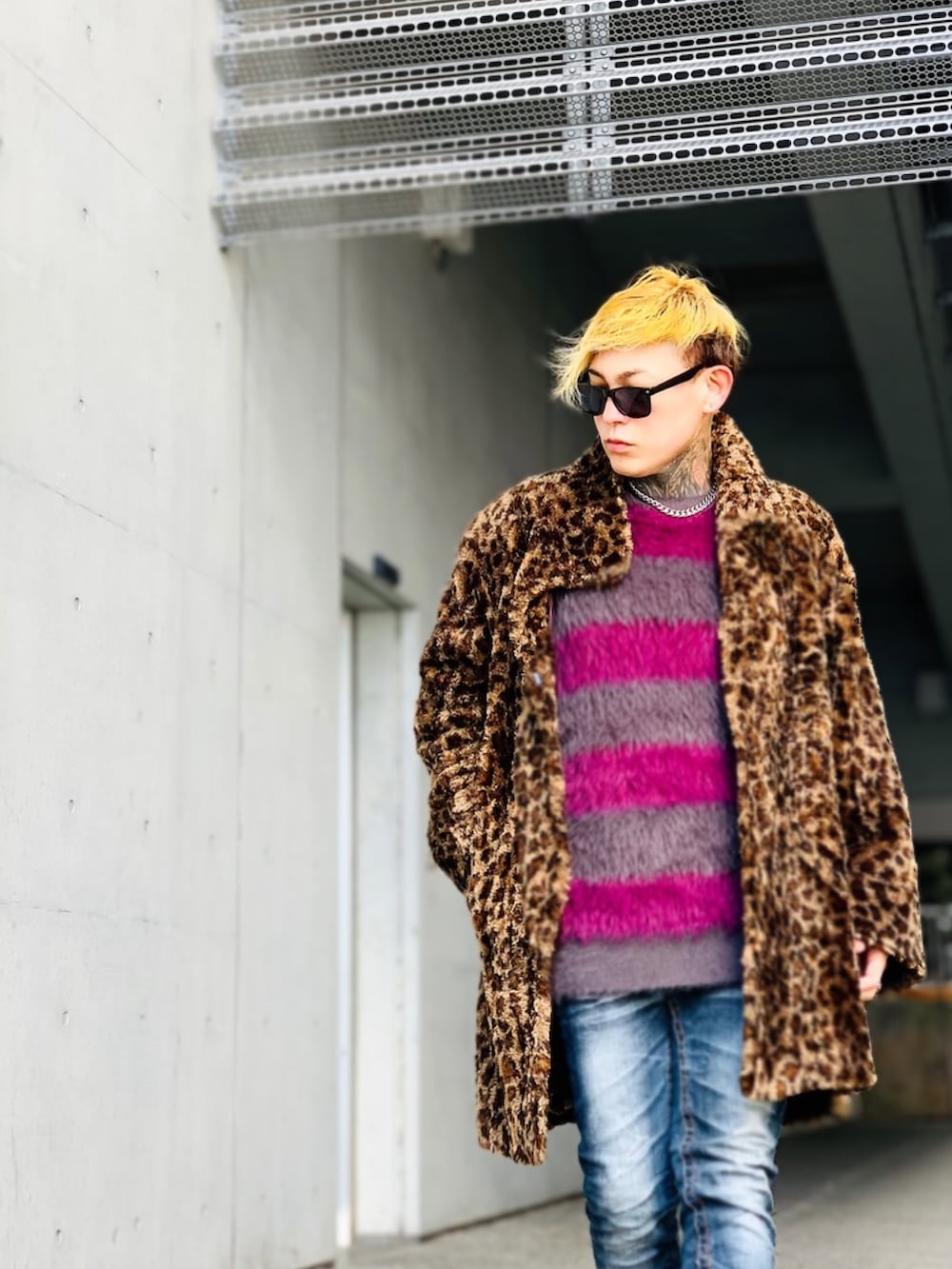 「オトナカジュアル、オーバーサイズ、ビッグシルエット、デニム、デニムパンツ、ブーツ、Dr.Martens、ボーダーニット、ファー、ひょう柄、レオパード、シルバーアクセサリー、バングル、ブレスレット、SBG」｜「SBGのSBG 喜平チェーンネックレス（ネックレス、シルバー系）」を使った、TETUさん（メンズ・174cm）の冬コーディネートの4枚目の写真