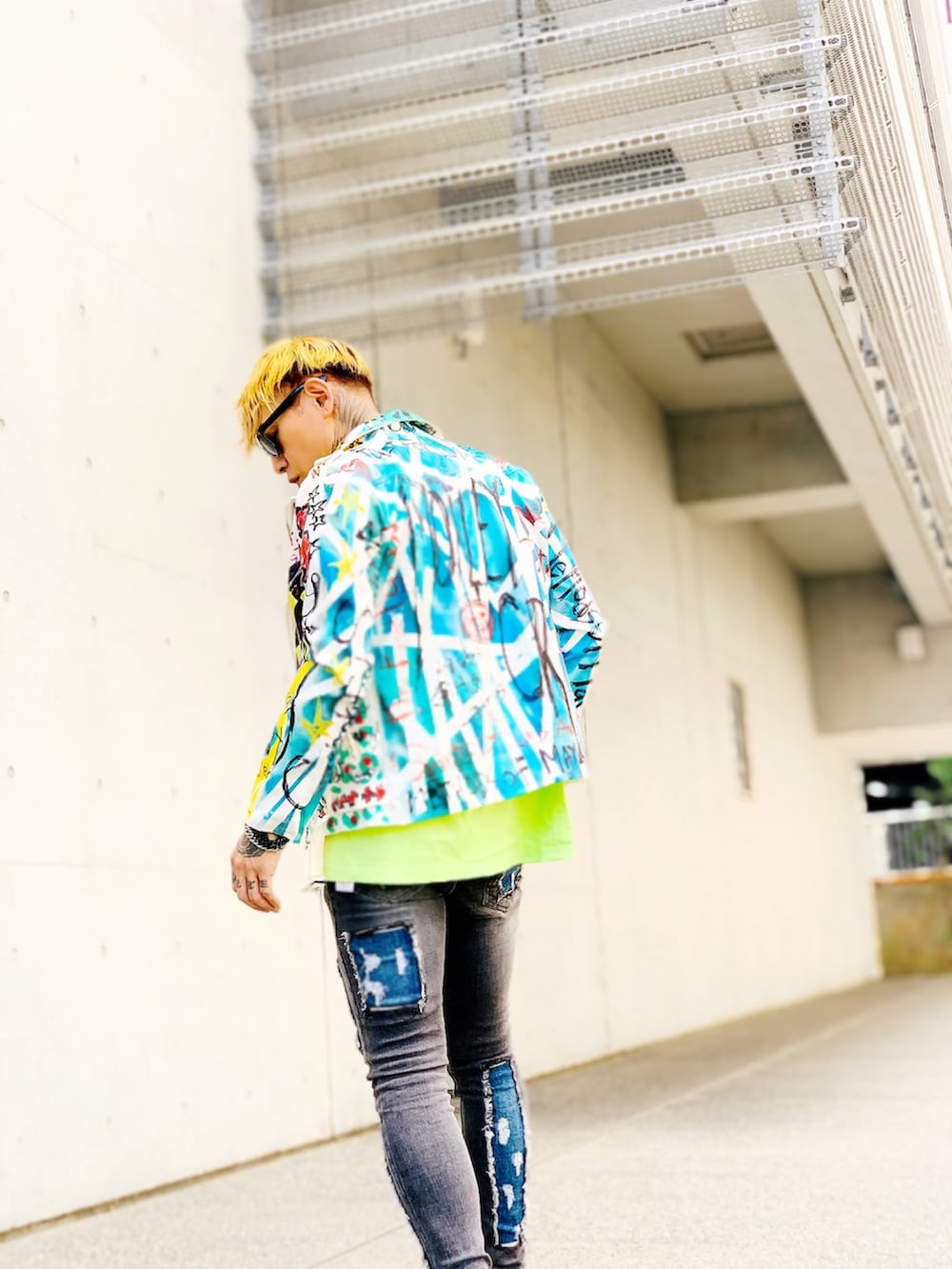 ホワイト系のライダースジャケット、ホワイト系のライダースジャケット、ホワイト系のライダースジャケットを着用したメンズの夏コーディネートの2枚目の写真