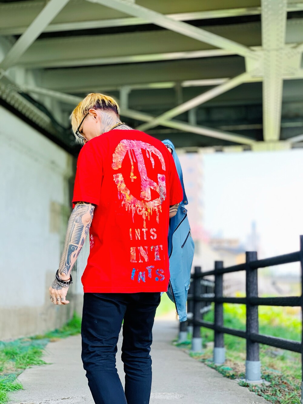 「春コーデ、ライダース、ブラックデニム、Tシャツ、シルバーアクセサリー、ネックレス、スニーカー、adidas、ビッグシルエット、ストリート、メンズファッション、休日コーデ、韓国ファッション、デニムコーデ」｜「SBGのSBG ターラント小麦チェーンネックレス（ネックレス、ゴールド系）」を使った、TETUさん（メンズ・174cm）の春コーディネートの3枚目の写真