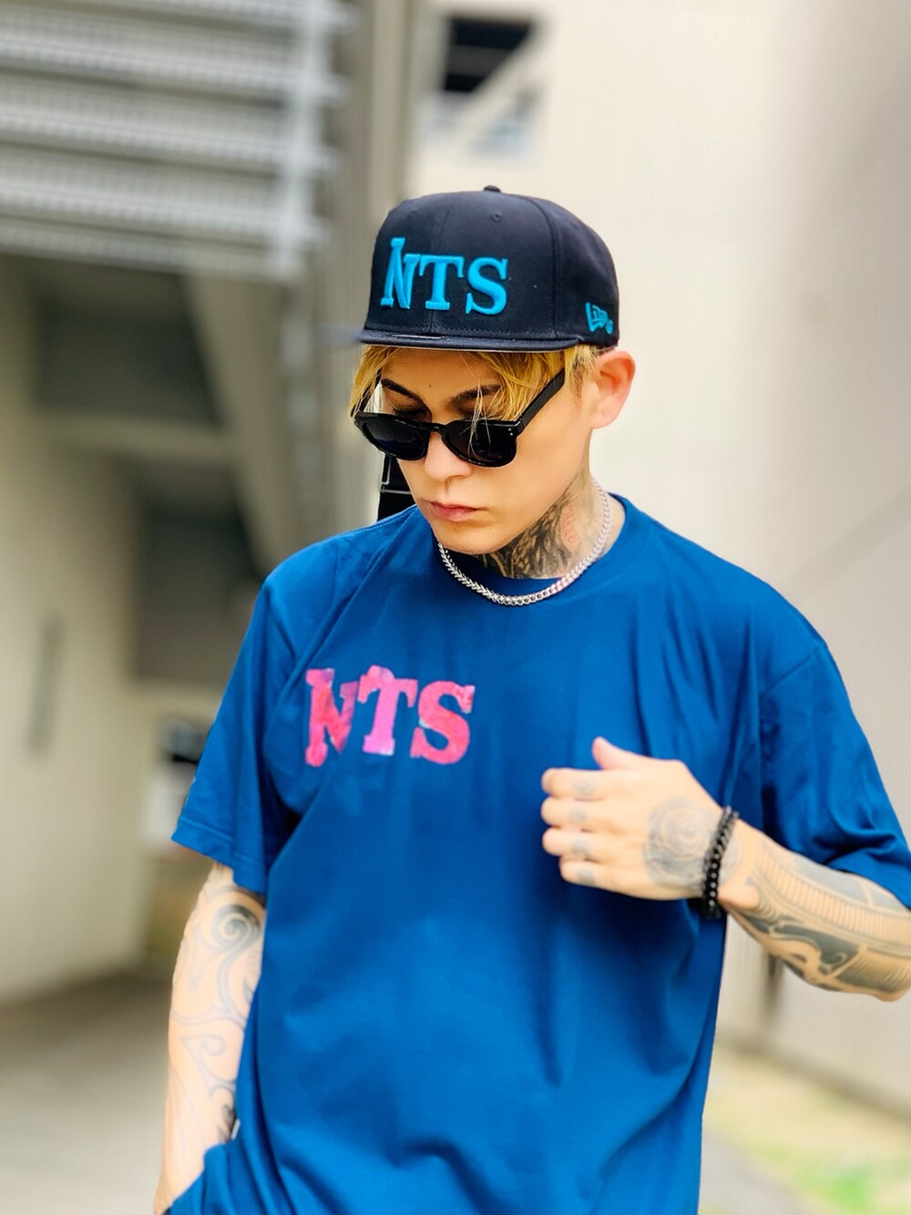 「秋服コーデ、キャップ、秋、ストリート、ワイドパンツ、ビックシルエット、レザージャケット、シルバーアクセサリー、SBG、ネックレス」｜「SBGのSBG ターラント小麦チェーンネックレス（ネックレス、シルバー系）」を使った、TETUさん（メンズ・174cm）の秋コーディネートの4枚目の写真