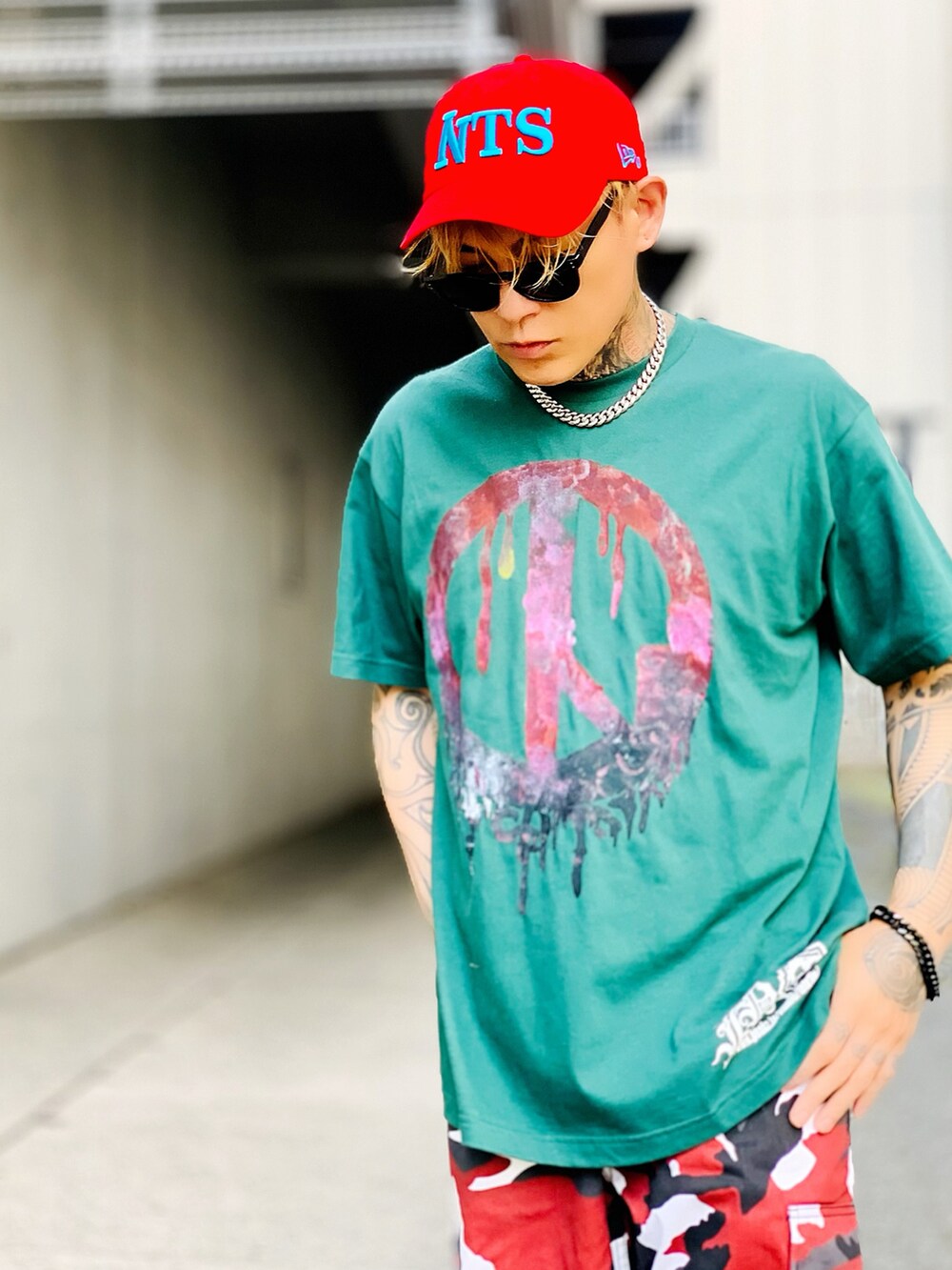 「カモフラ、迷彩、迷彩柄、キャップ、ボアジャケット、ボアブルゾン、ADMIX、シルバーアクセサリー、ネックレス、SBG、秋冬コーデ、秋服」｜「INTS🌈のアイテム（Tシャツ/カットソー、グリーン系）」を使った、TETUさん（メンズ・174cm）の秋コーディネートの3枚目の写真