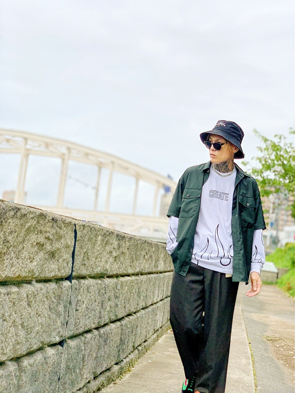 「ビックシルエット、ワイドパンツ、ビッグシルエット、オーバーサイズ、バケットハット、スニーカー、VANS、ストリート、秋コーデ、SBG、レイヤードスタイル、シンプル、休日コーデ、シャツ」｜「SPINNSの【ビッグシルエット】ファイヤー総柄プリントロンT/ロングスリーブ/クルーネック（Tシャツ/カットソー、ホワイト系）」を使った、TETUさん（メンズ・174cm）の春コーディネートの3枚目の写真