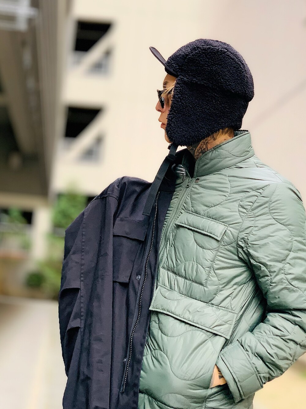 「コート、ストリート、大人カジュアル、カーキ、チェックパンツ、インナーダウン、NUMBER (N)INE、秋、フライトキャップ、秋冬コーデ、AIVER」｜「NUMBER (N)INEの2WAY QUILTING COAT / 2WAY キルティング コート（ミリタリージャケット、グリーン系）」を使った、TETUさん（メンズ・174cm）の秋コーディネートの2枚目の写真