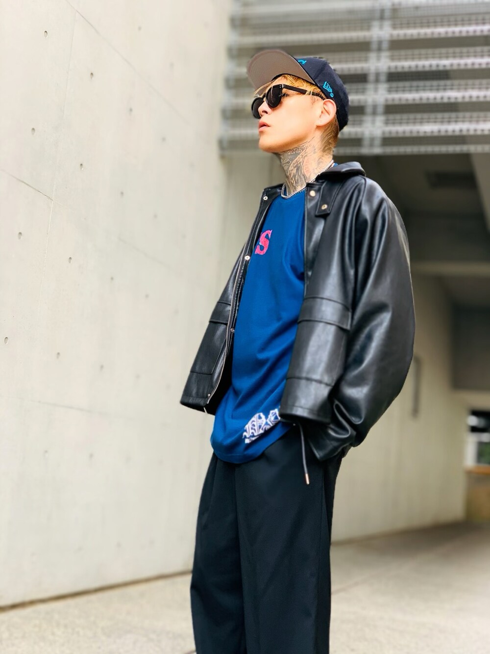 「秋服コーデ、キャップ、秋、ストリート、ワイドパンツ、ビックシルエット、レザージャケット、シルバーアクセサリー、SBG、ネックレス」｜「SBGのSBG ターラント小麦チェーンネックレス（ネックレス、シルバー系）」を使った、TETUさん（メンズ・174cm）の秋コーディネートの3枚目の写真