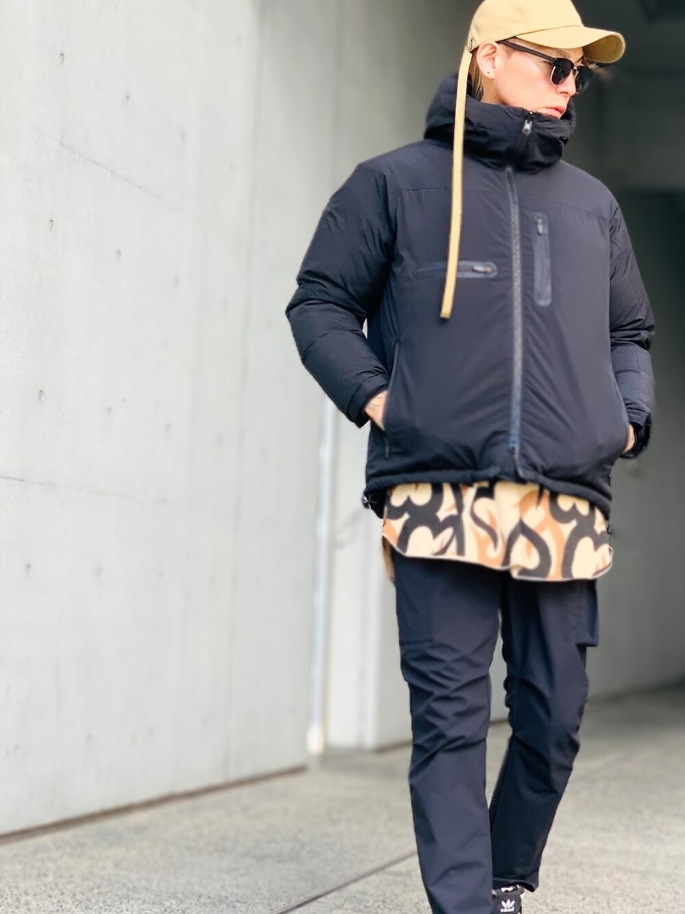「ダウンジャケット、ブラック、カモフラ、adidas、ストリート、冬コーデ、スニーカーコーデ、カーゴパンツ、NUMBER (N)INE、冬アウター」｜「NUMBER (N)INEのREVERSIBLE DOWN JACKET / リバーシブル ダウンジャケット（ダウンジャケット/コート、ブラック系）」を使った、TETUさん（メンズ・174cm）の秋コーディネートの4枚目の写真