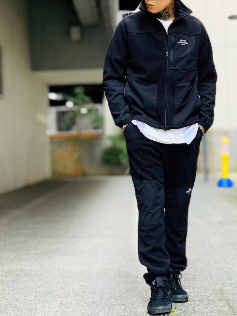 「セットアップ、シンプル、ストリート、モノトーン、フリース、ジャージ、フリースパンツ、フリースジャケット、NUMBER (N)INE、秋冬コーデ」｜「NUMBER (N)INEのFLEECE JERSEY  BLOUSON  / フリースジャージ ブルゾン（ジャージ、ブラック系）」を使った、TETUさん（メンズ・174cm）の秋コーディネートの2枚目の写真