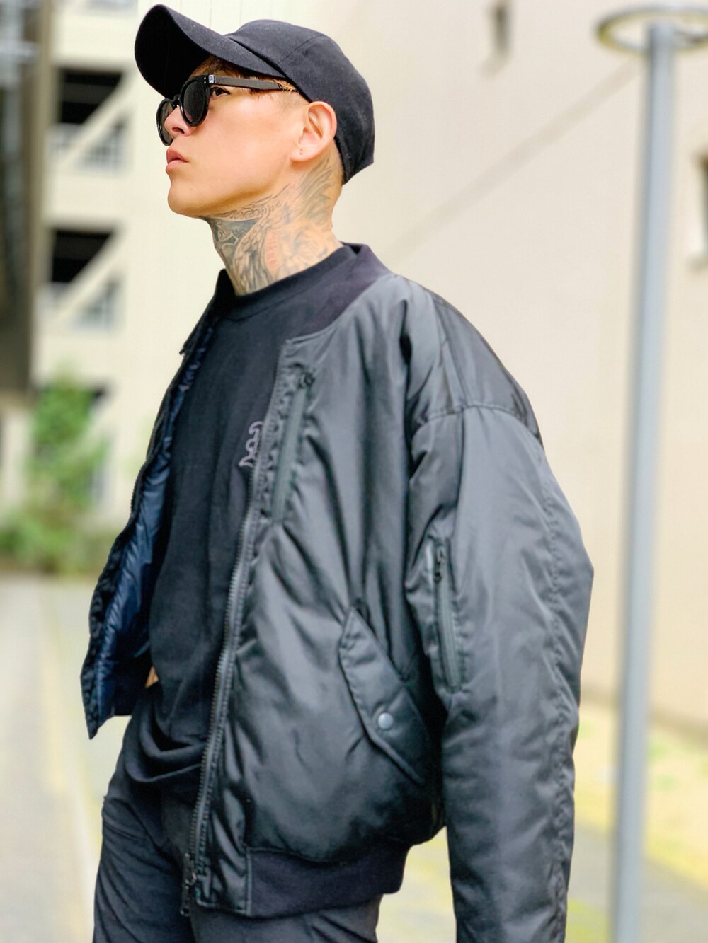 「シンプル、NIKE、ブラック、MA-1、ブラックコーデ、ストリート、オールブラック、大人コーデ、NUMBER (N)INE、韓国ファッション」|「NUMBER (N)INEのPRINTED ASYMMETRIC POCKET MA-1 / アシンメトリックポケット MA-1 (プリント)(ミリタリージャケット、ブラック系)」を使った、TETUさん(メンズ・174cm)の秋コーディネートの3枚目の写真